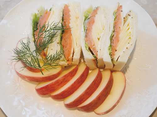 リンゴ＆サーモンのサンドイッチの写真